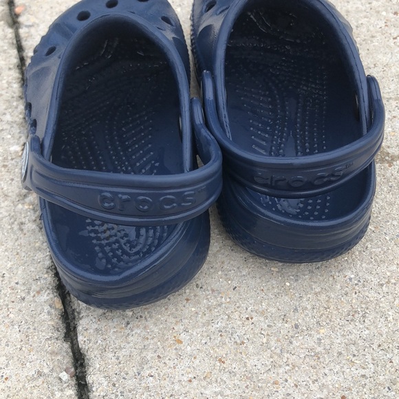 Toddler navy blue crocs with strap - Picture 3 of 7